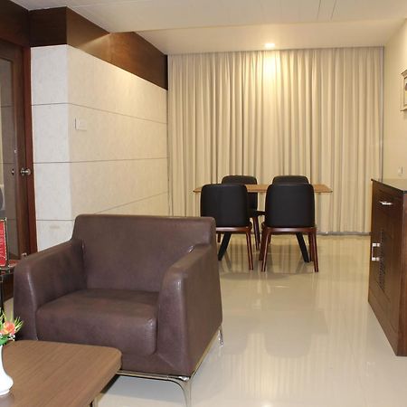 Hotel Grand Gayathri Khammam Eksteriør billede