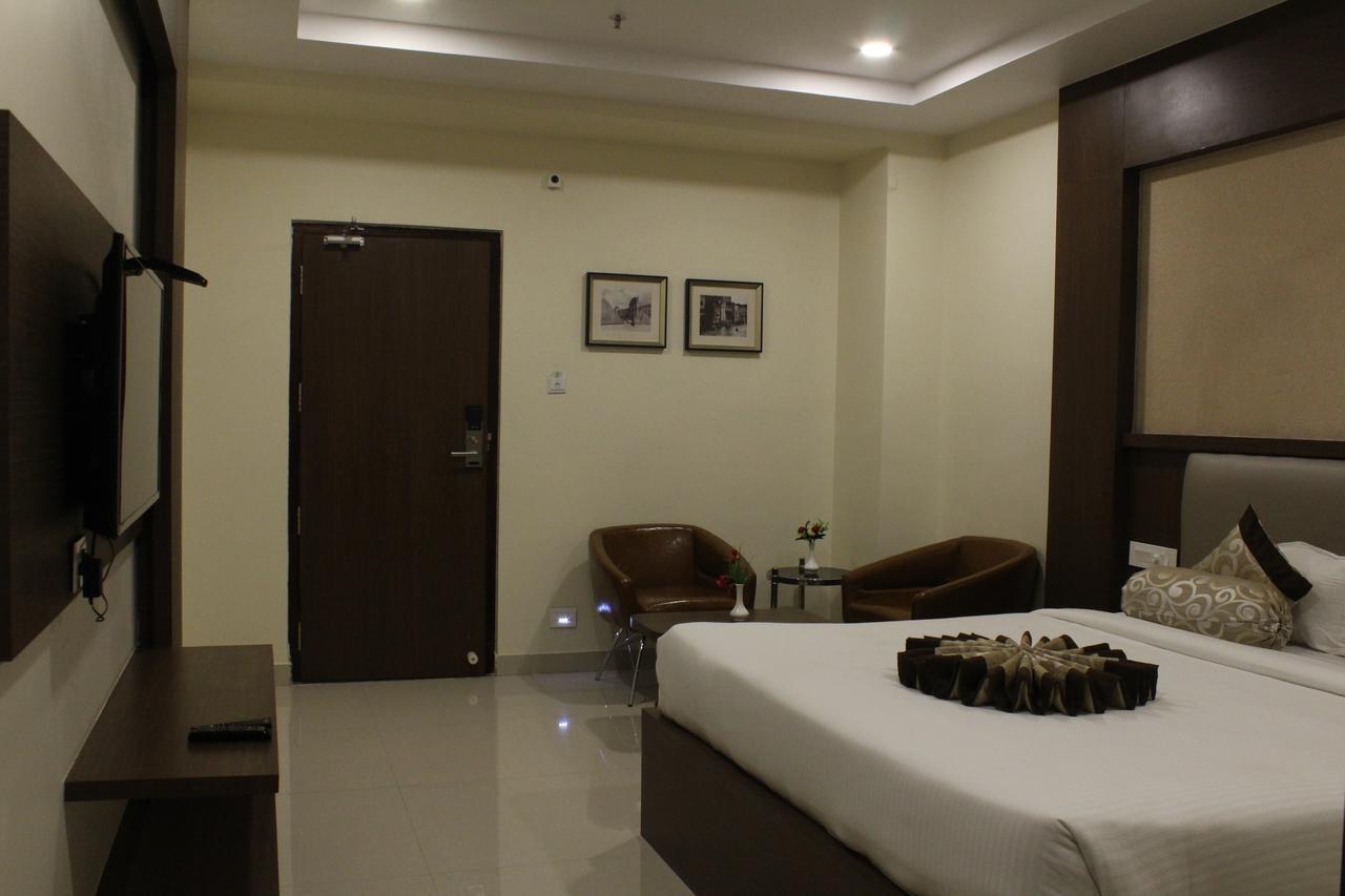 Hotel Grand Gayathri Khammam Eksteriør billede