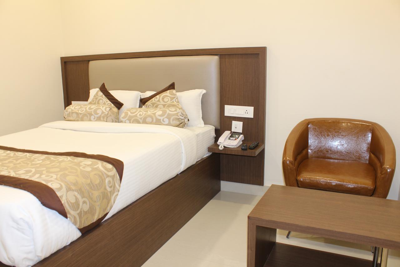 Hotel Grand Gayathri Khammam Eksteriør billede