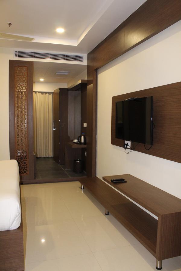 Hotel Grand Gayathri Khammam Eksteriør billede