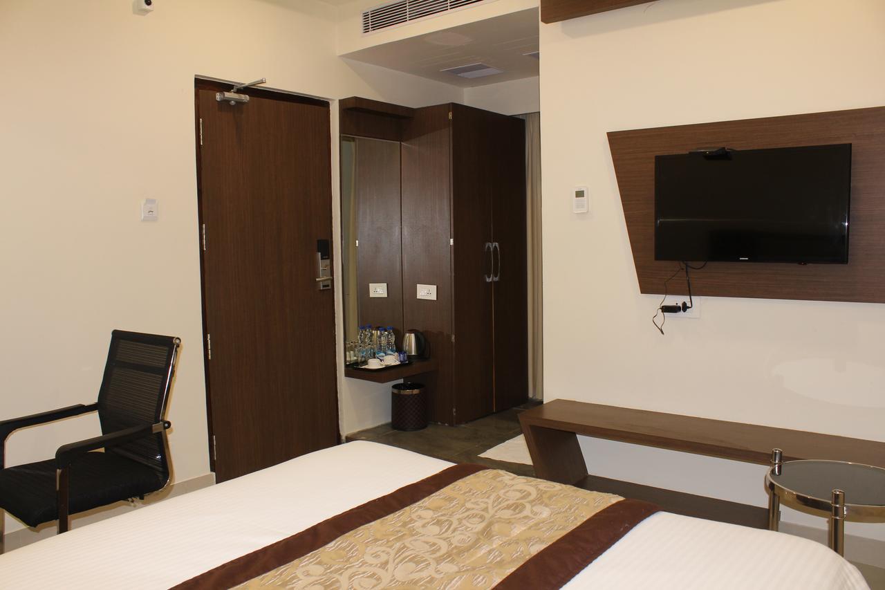 Hotel Grand Gayathri Khammam Eksteriør billede