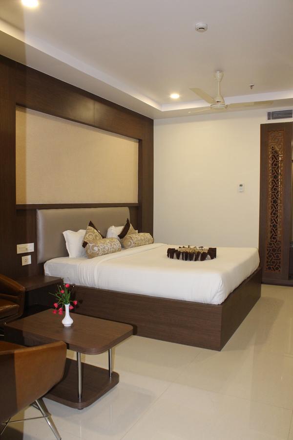 Hotel Grand Gayathri Khammam Eksteriør billede