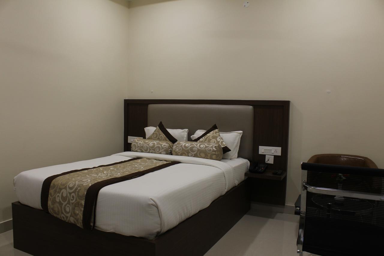 Hotel Grand Gayathri Khammam Eksteriør billede