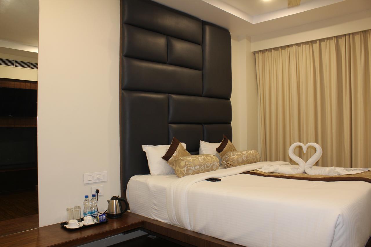 Hotel Grand Gayathri Khammam Eksteriør billede