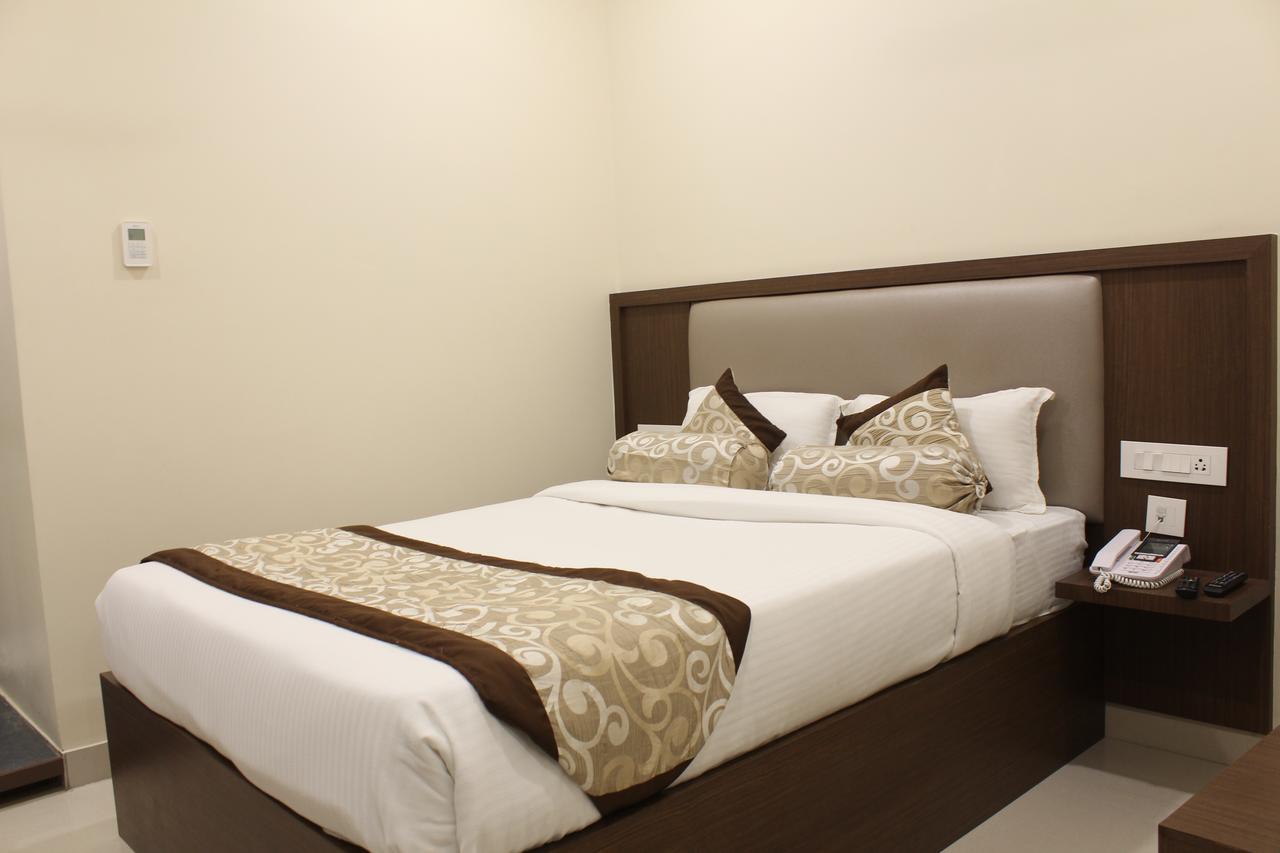 Hotel Grand Gayathri Khammam Eksteriør billede