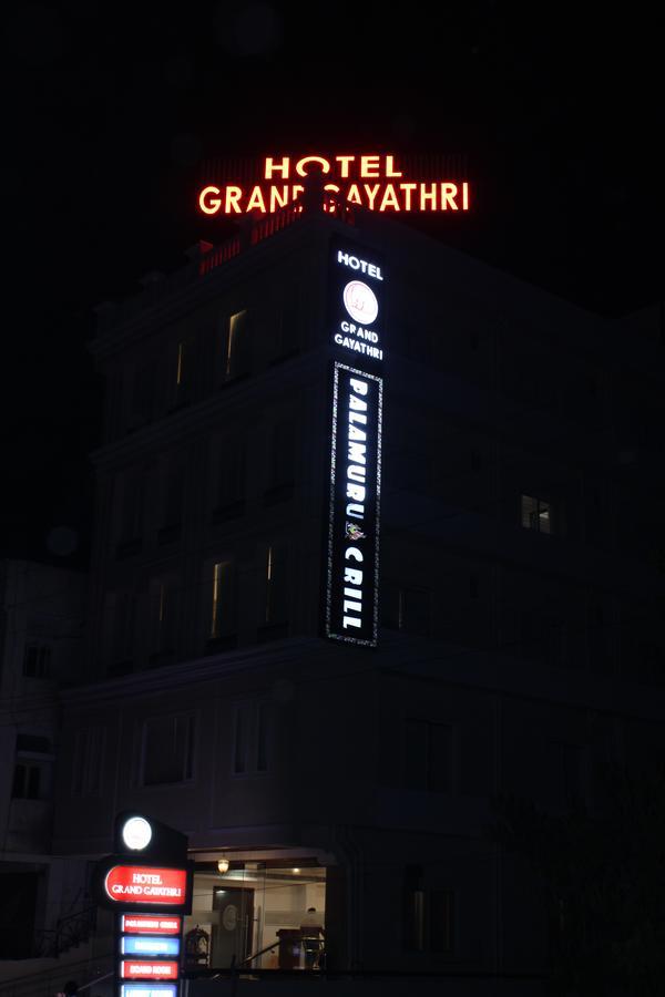 Hotel Grand Gayathri Khammam Eksteriør billede