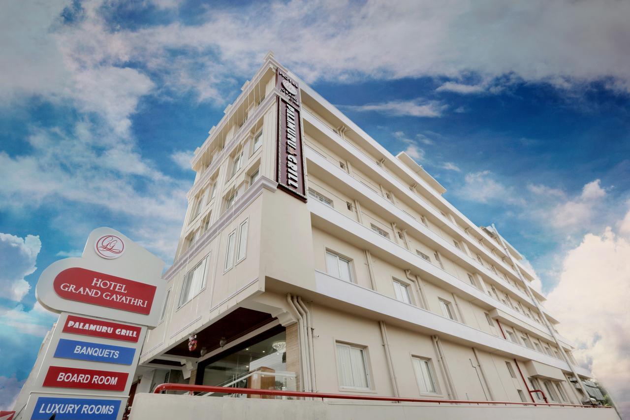 Hotel Grand Gayathri Khammam Eksteriør billede