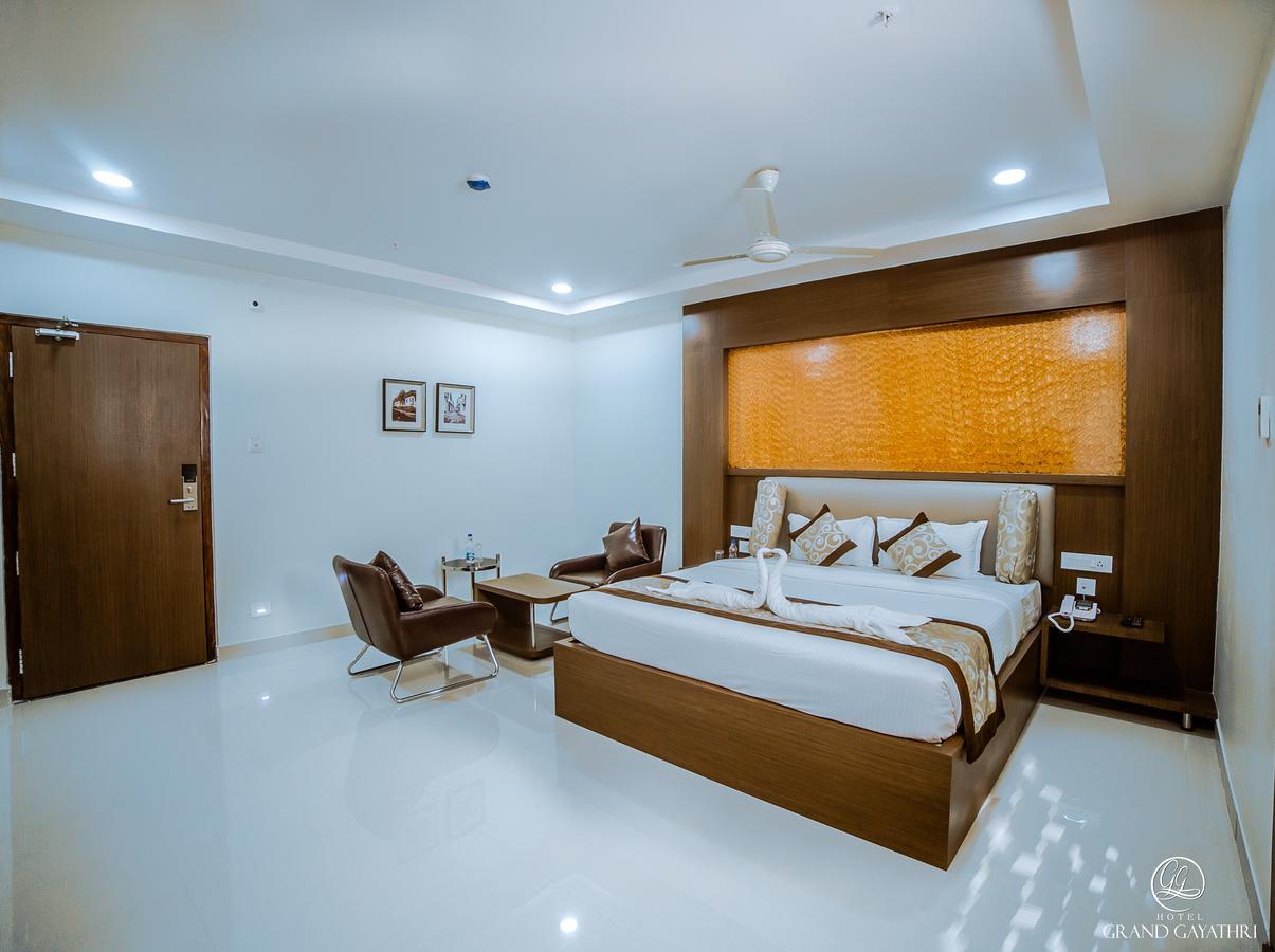 Hotel Grand Gayathri Khammam Eksteriør billede