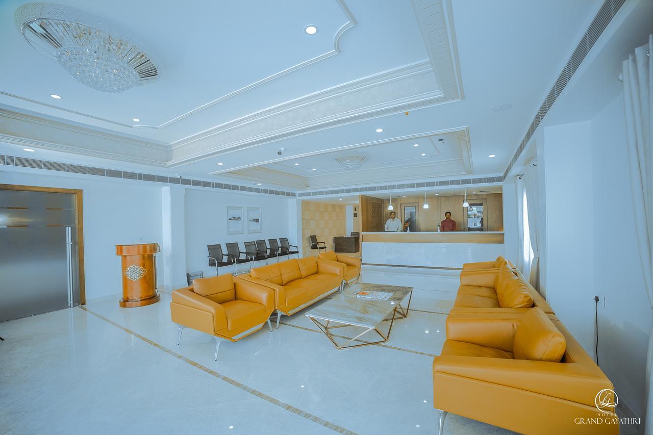Hotel Grand Gayathri Khammam Eksteriør billede
